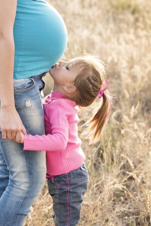 未婚先孕违法吗 ，在当代法律当中所需要面对的“责任”